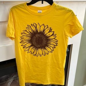 GILDAN Softstyle Yellow Flower T-Shirt in Small
